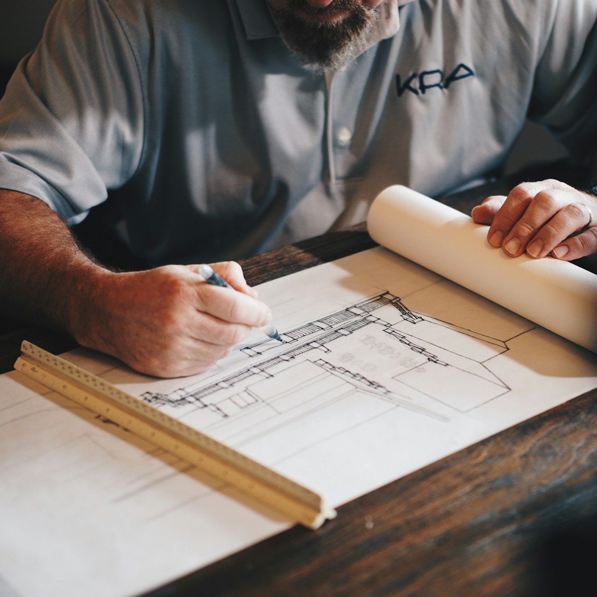 Planos de obra sobre una mesa de trabajo